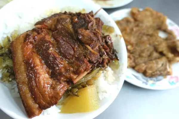 老牌黃燉肉飯‧西門町裡逼近肉醬的大片軟嫩燉肉~原味滷汁白飯配油豆腐的單純美味!!!!