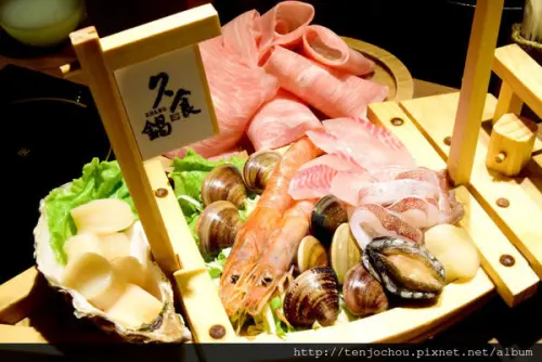 花花，甲飽沒【台北食記】久食鍋 日本石狩湯頭涮什麼都讚！超大片松阪豬肉食者必吃 東區好吃火鍋推薦