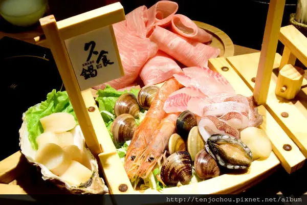 花花，甲飽沒【台北食記】久食鍋 日本石狩湯頭涮什麼都讚！超大片松阪豬肉食者必吃 東區好吃火鍋推薦