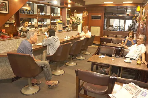 高雄美食~小堤咖啡 走過四十年有著濃濃昭和時代氛圍的咖啡店 只賣咖啡 早上10點前點咖啡還免費贈送吐司+荷包蛋+火腿的愛心早餐