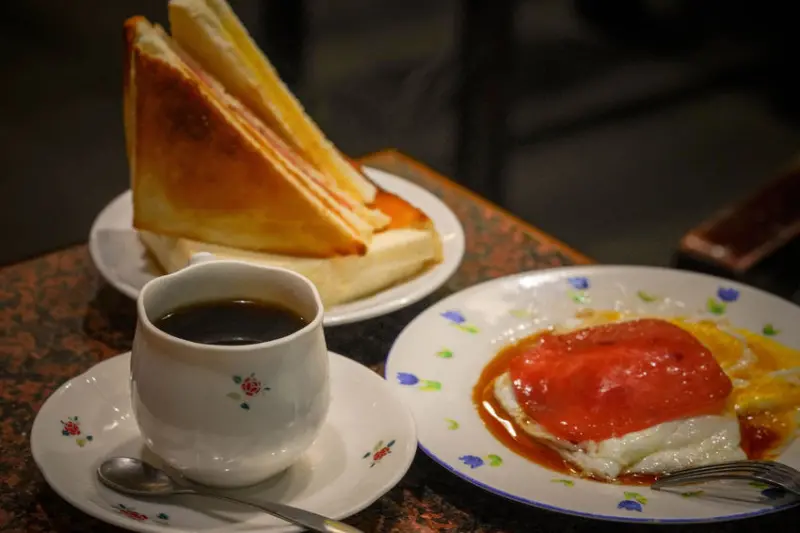 高雄咖啡廳 小堤咖啡X魔王 高雄鹽埕區 是爸爸媽媽那年代約會的咖啡廳 高雄老派咖啡廳 煎蛋 果醬吐司配咖啡 高雄美食推薦 捷運 鹽埕埔站 內文有店家資訊