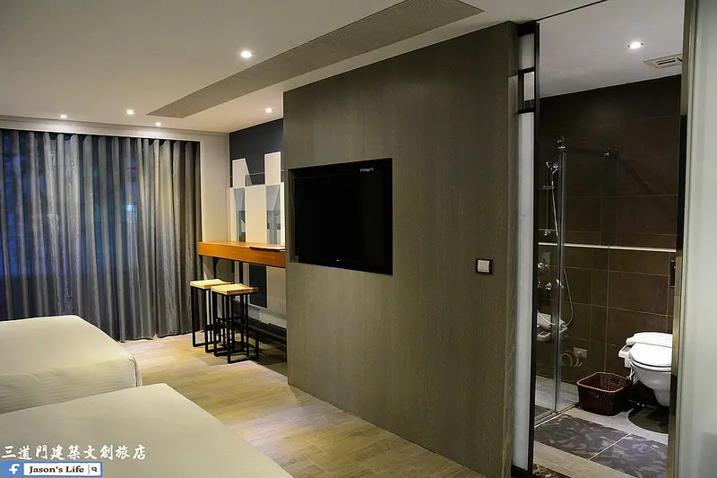 【台南│住宿】以建築豪宅工法及設備打造如五星級飯店房間規格，專屬管家貼心服務，附夜市接駁車。三道門建築文創旅店