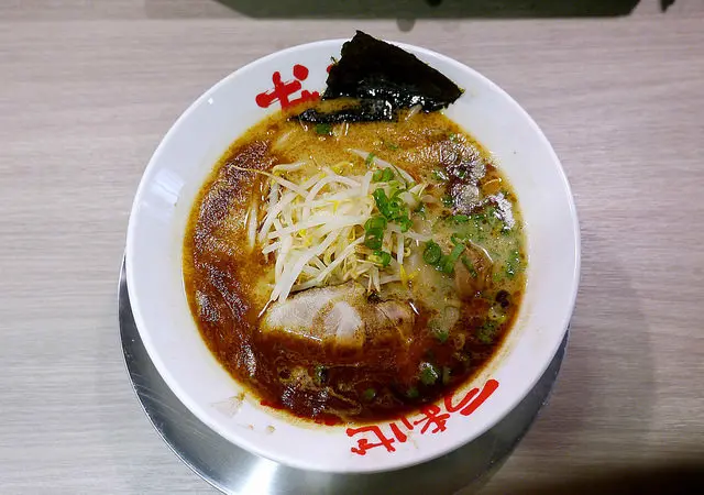 【日本拉麵戰國風雲之三十八】【忠孝敦化站美食】玩笑亭（なんつッ亭）秘傳黑蒜香油豚骨拉麵