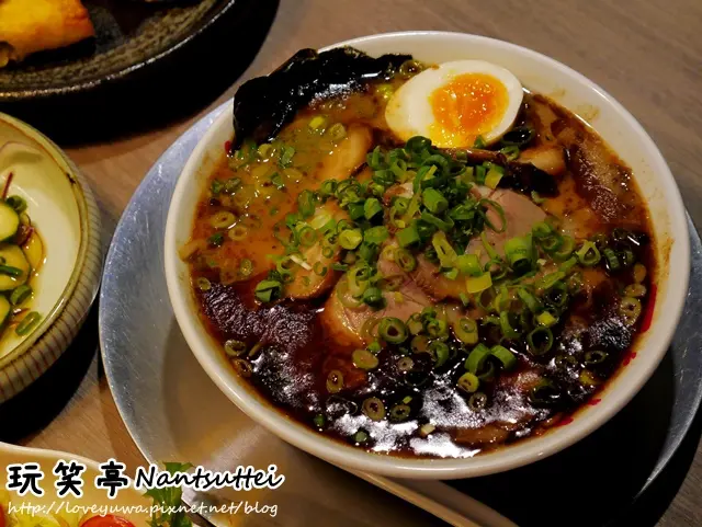 【台北◍•ᴗ•◍大安】美食・玩笑亭拉麵 Nantsutteiなんつッ亭台灣店食記-料理東西軍勝出拉麵名店來台展店｜玩笑亭 なんつッ亭台北東區台灣分店｜東京前三名好吃拉麵，うまいぜベイビー黑蒜香油拉麵登