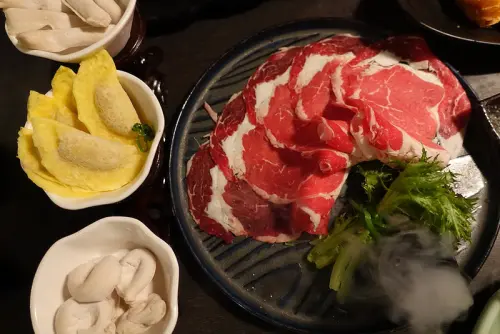 (胖樺食記)台北市推薦高CP值麻辣鴛鴦鍋「這一鍋台北信義殿」/捷運大安站美食/夏天吃鍋更划算/壽星優惠/鍋底無限續