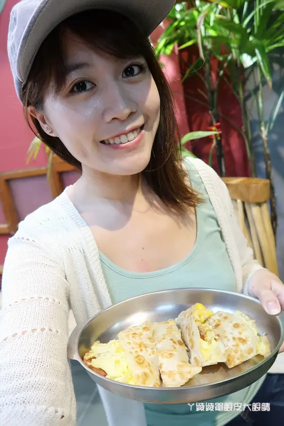 阿綸抓餓．自家製蛋餅！平日營業到凌晨 - ㄚ綾綾單眼皮大眼睛