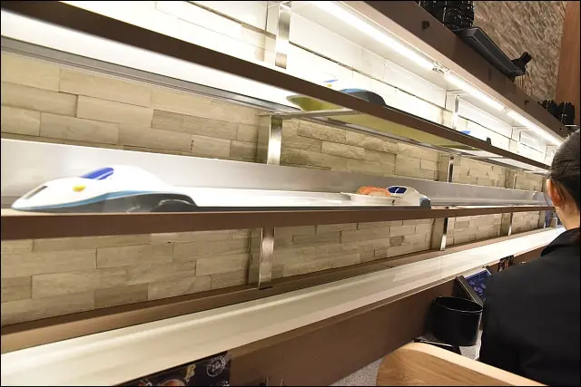 《桃園熱門美食下午茶/台茂購物中心》雙層新幹線列車送餐的Magic Touch爭鮮台茂店新開幕&街友創業的路行者咖啡