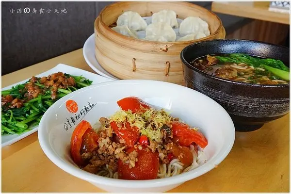 『台中。豐原區』享初中式麵館║享初中式麵館║顛覆傳統中式料理,以創意入菜，紅油炒手裡發現整隻鮮蝦/牛肉麵滿滿牛肉精華、蔬果的清甜