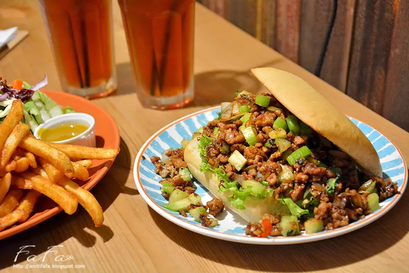 
用力做三明治。台味土石流三明治近通化夜市
