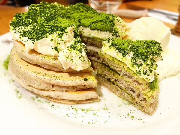 「台北信義松菸」日本九州鬆餅下午茶，濃濃的溫馨日式風格，抹茶提拉米蘇鬆餅與草莓甜心的冬季派對～