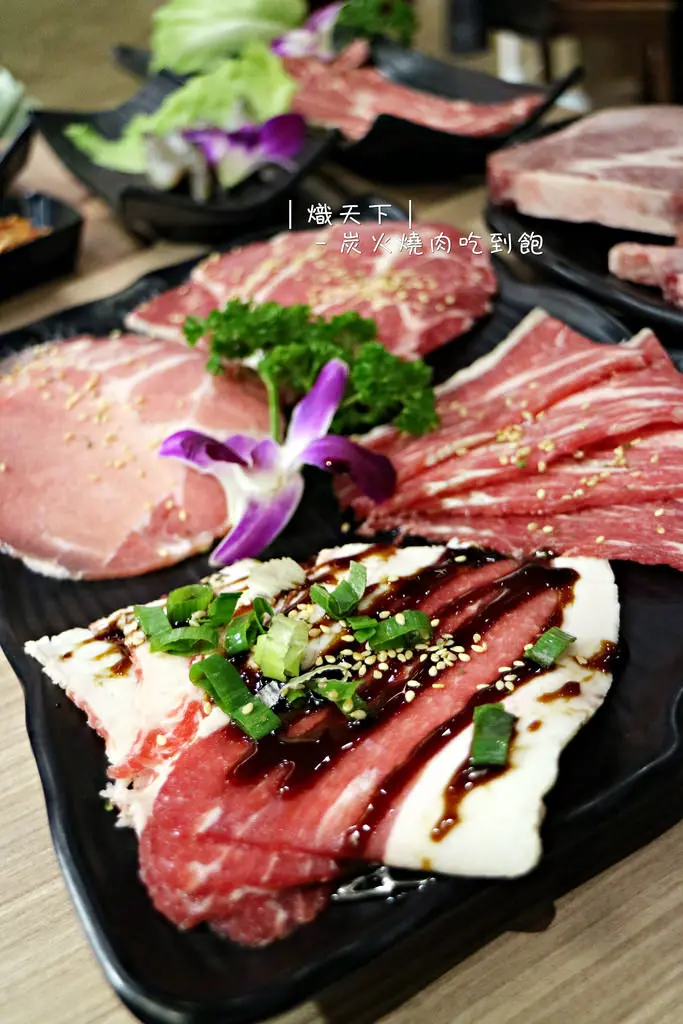 美食►桃園中壢┃熾天下炭火燒肉┃吃到飽三國特色主題餐廳，店員烤功一流！