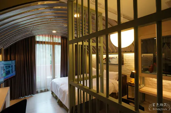 八二三行館▋金門住宿~報廢戰車零件融入大廳空間很特別、軍械室房重現當兵時光非常吸睛