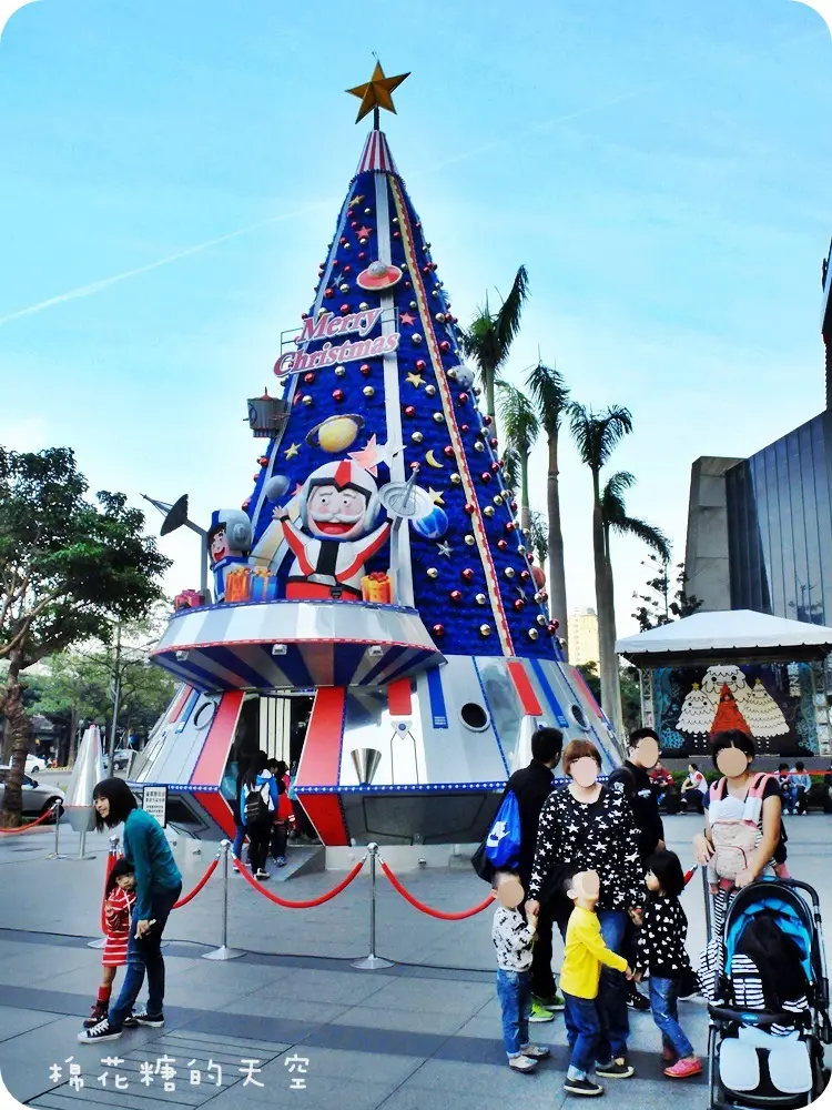 《台中聖誕景點》男孩兒的太空夢想聖誕樹，太空艙裡藏禮物～五～四～三～二～一～會發射嗎？