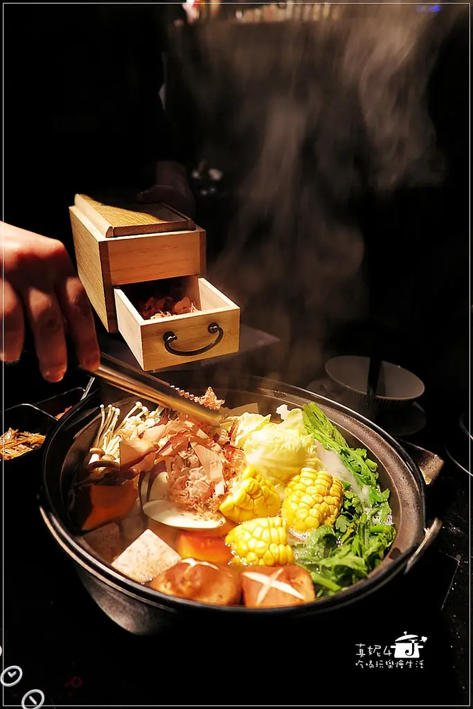 [捷運藍線美食-國父紀念館站] 囍聚精緻鍋物，主打<鮮>吃<原味>!蝦兵蟹將海陸鮮車拼，吃青吃飽就是沒有呷加工火鍋料