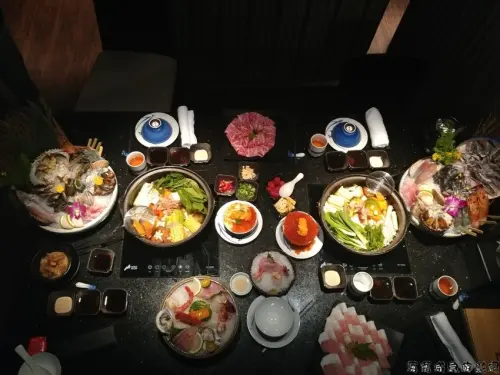 台北●海鮮火鍋【囍聚精緻鍋物】季節限定！海膽鮭魚卵蓋飯多到漫出來 現撈阿活海鮮 新鮮上桌