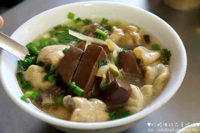 【高雄-前金區】瑞源路隱藏版銅板美食：古早味大腸豬血湯，湯頭濃郁、料多實在！