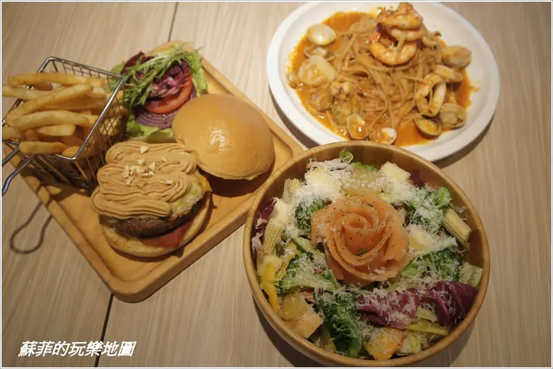 《台北信義區美食》PALM PASTA信義店 在信義區轉角遇到義大利美食 享受舌尖上的幸福 好吃的蕃茄海鮮義大利麵 | 新鮮的煙燻鮭魚木盆沙拉 | 香濃紮實的花生培根漢堡 不必去義大利妳(你)也吃得到