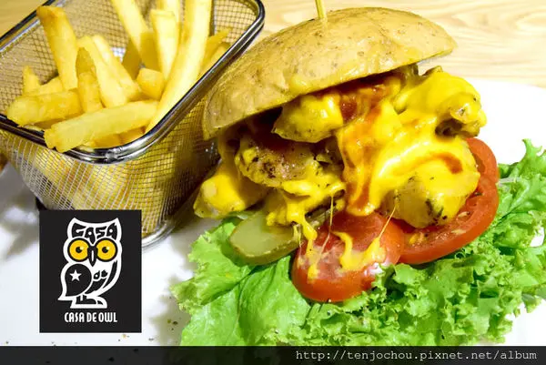 花花，甲飽沒【台北食記】CASA DE OWL 噢!咖啡 如岩漿般的大份量起司漢堡！松江南京不限時咖啡店推薦