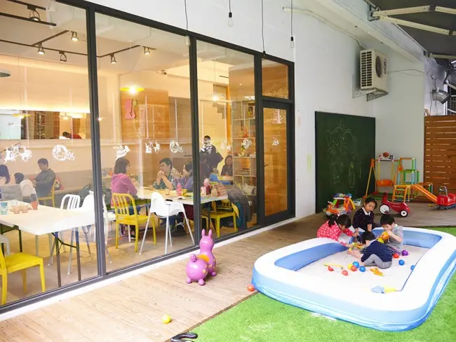 │台北。內湖│Chuck Land恰克園親子咖啡。戶外庭院戲砂+室內獨立遊戲包廂