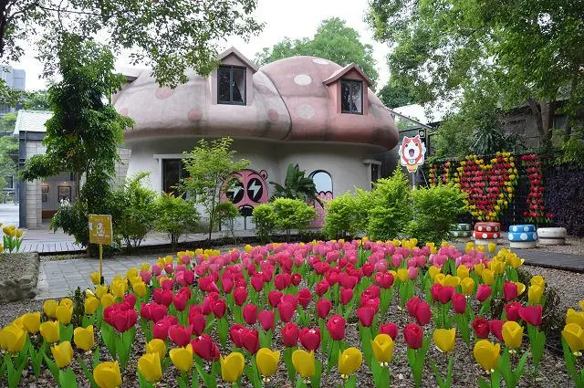 竹東動漫園區~~巨大蘑菇屋和暴龍超吸睛