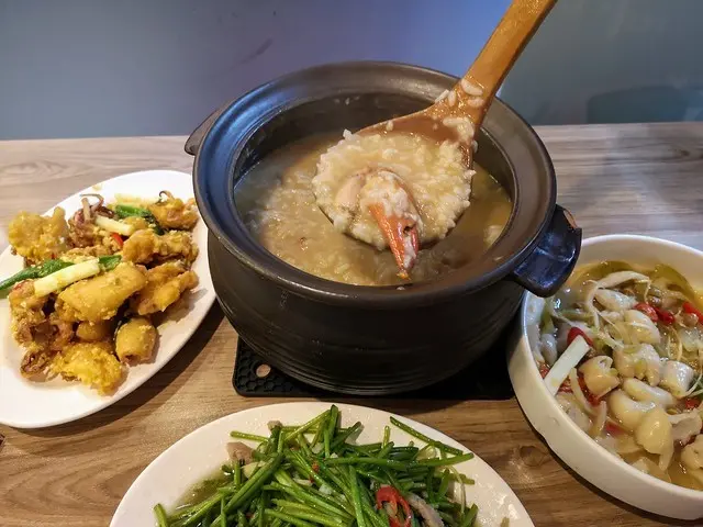  【新北板橋美食】潮粥府沙鍋粥，蟹膏粥料多實在，配上各式熱炒小菜超飽足！（近捷運江子翠站）