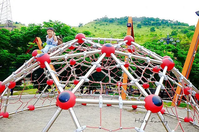 翻轉罐頭公園！變形蟲、大蜘蛛化身酷炫五大體能設施，無料特色親子景點～鰲峰山運動公園•競合體驗遊戲場