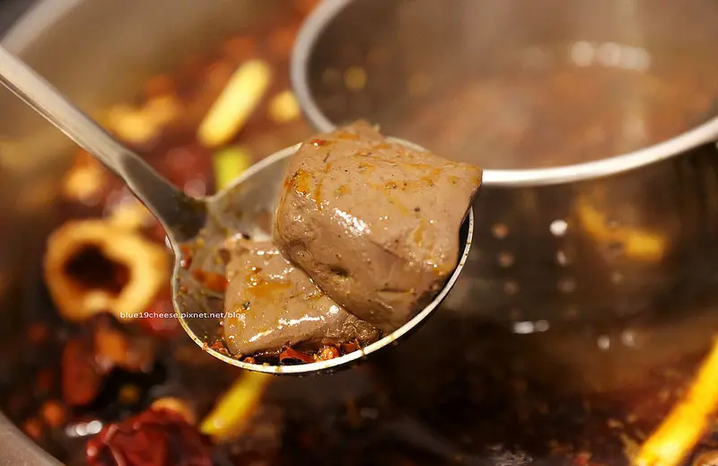 【台中豐原】寬窄巷子 - 老成都火鍋.道地四川味.四川美女記者老闆娘.牛肚肥腸厚實有嚼勁.霜降牛肉片豬五花肉片來2盤.油條豆皮好對味.建議先訂位