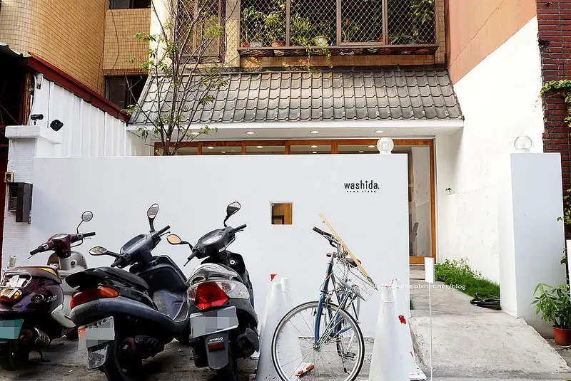 【台中西區】Washida Original Roast Coffee ｜Coffee Bar - 結合服飾衝浪眼鏡背包.以外帶為主.室內有簡單的座位