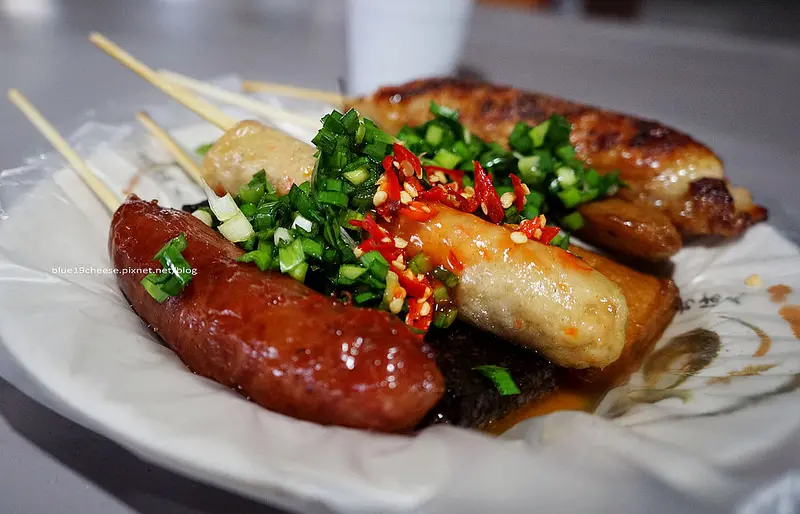 【苗栗美食】阿鄭伯古早味小吃 - 超隱藏在地30年美食小吃.香腸雞肉捲黑輪.特製韭菜醬油和辣醬.高架橋商場內.苗栗高中附近