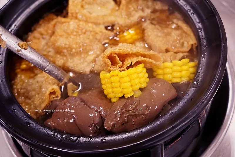 【台中大雅】帝一食補黃面炭燒薑母鴨 總店 - 超大間的.沾醬豆腐乳加辣醬油.炭火慢煮陶鍋保溫