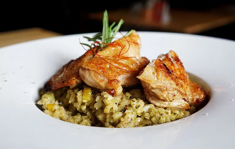 【台中東海】TUBE - 黑色低調工業夜店風.營業到凌晨三點.東海蓮心冰雞爪凍和豆子中間巷子進去.激旨燒鳥隔壁.開幕期間餐點免費升級套餐