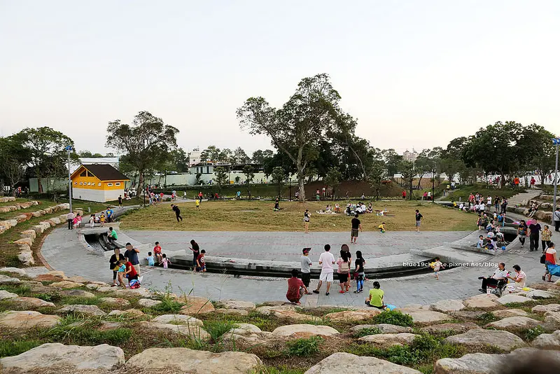 【台中神岡】圳前仁愛公園 - 機堡沙坑.親水區.溜滑梯.騎腳踏車.體能運動設備.假日親子遊.台中清泉崗空軍基地旁.潭雅神自行車道