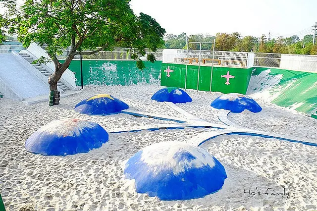 無料特色公園運動玩沙雙滿足！大草坪、生態池、純白沙坑、磨石滑梯、攀岩～圳前仁愛公園