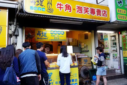 【台中東海】哞哞屋 牛角泡芙專賣店 - 東海排隊人氣店家.可頌牛角麻糬酥千層酥.爆餡泡芙現烤現場烘焙三點半出爐
