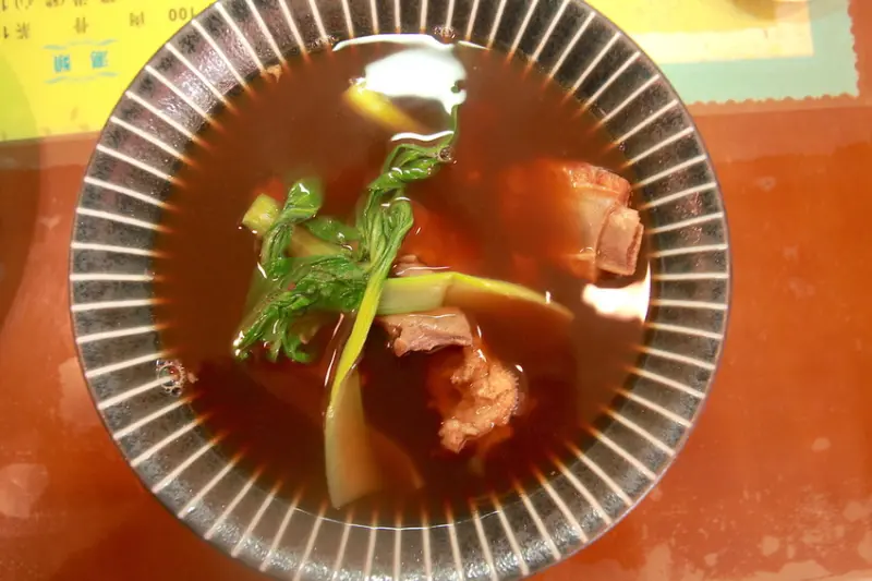 吃。高雄｜新興區。高雄知名的肉骨茶店，用餐時間人潮滿滿，整體餐點美味定價合理「海倫新加坡肉骨茶」。