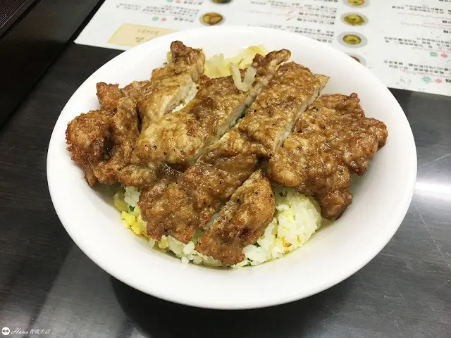 【新北新店】小樂精緻麵食館寶橋店 | 媲美鼎泰豐 想吃先排隊 神還原排骨蛋炒飯
