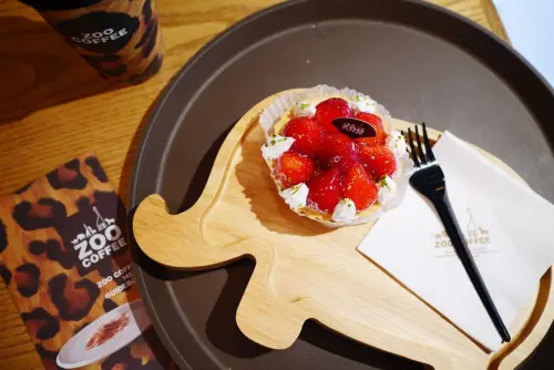 【台北】小巨蛋 ZOO COFFEE Breeze微風南京2F*韓劇「善良的男人」的韓國咖啡廳‧外帶豹紋杯♡