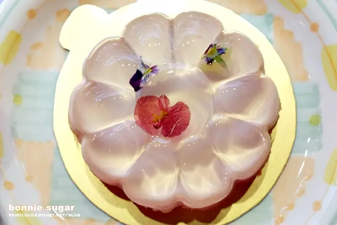 《北市大安區♥食記》bonnie sugar 師大店。花兒朵朵開碰上水果乳酪，限定版夢幻上市！(台電大樓站) / 夢幻甜品 雜貨風 鄉村 下午茶 姐妹聚會 手繪菜單 必吃