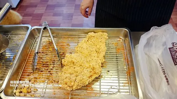 【美食-三重區】三和夜市出現巨無霸雞排！比我的臉還大啊！