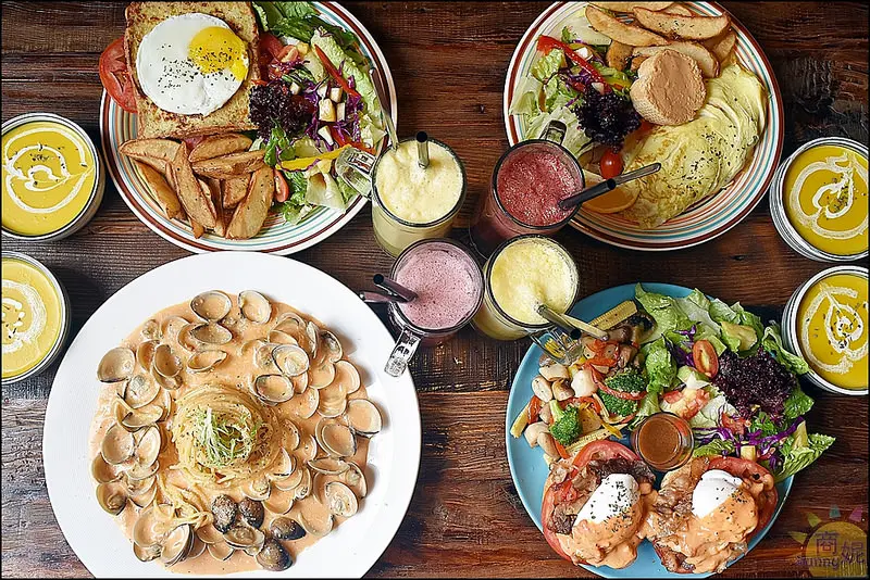 逢甲必吃早午餐推薦。HUN貳(附最新菜單)。早午餐超豐盛配色漂亮搭配現打果汁飽到下午去了。環境有特色IG打卡名店聚會首選@sunny吃喝遊樂
