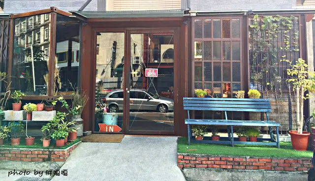 【台中 西屯】HUN 貳§開在逢甲巷弄內的創意夯店，紅透台中半邊天的瘋狂爆炸多蛤蜊義大利麵及特調橘醬不一樣，口感就.......
