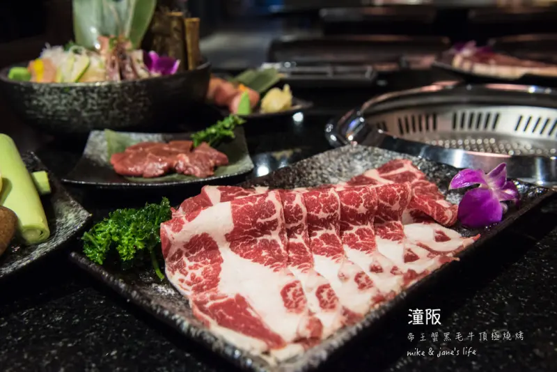 {食-台中} 潼阪帝王蟹黑毛牛頂級燒烤 | 鮮嫩多汁帝王蟹+高級牛肉隨你吃/少見的頂級食材吃到飽/台中西屯文心路燒烤店