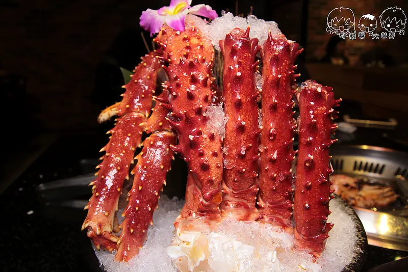 [台中吃到飽] 潼阪帝王蟹黑毛牛頂級燒烤：奢侈！超狂帝王蟹黑毛牛吃到飽：厚實激甜的龍蝦肉，好吃到說不出話~啤酒無限暢飲,日式炸蝦,生蠔,螃蟹,爆漿魚卵,甜點哈根達斯。