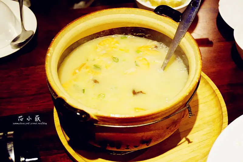 十二月 粥品 • 茶飲 • 私房菜。超人氣超難訂位隱藏老宅，多款砂鍋粥，活蝦粥、烏骨雞粥、松阪豬肉粥、活蟹粥，招牌必點人氣粥品，懷舊好滋味!