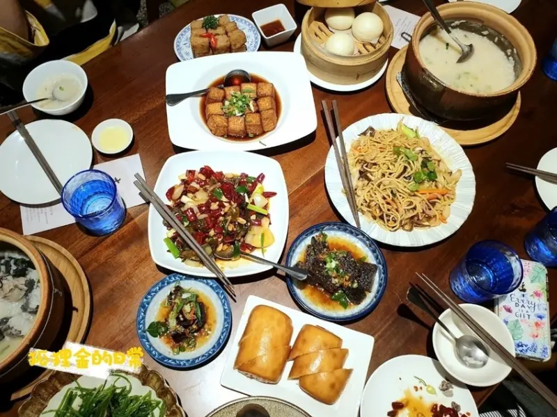 台中美食 │ 十二月粥品、茶飲、私房菜 台中最難訂位粥店 菲力牛排也入粥 復古洋樓賣的是暖暖砂鍋粥