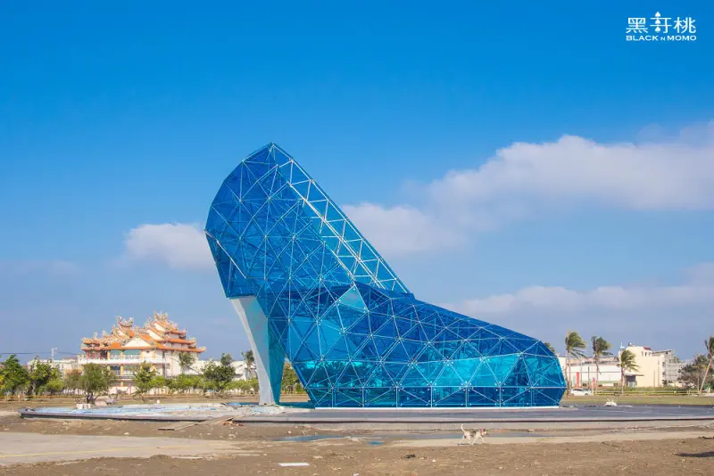 布袋│高跟鞋教堂‧履足在海岸旁的幸福玻璃鞋(順路吃：黑皮酥皮肉圓／双燕蚵仔包)