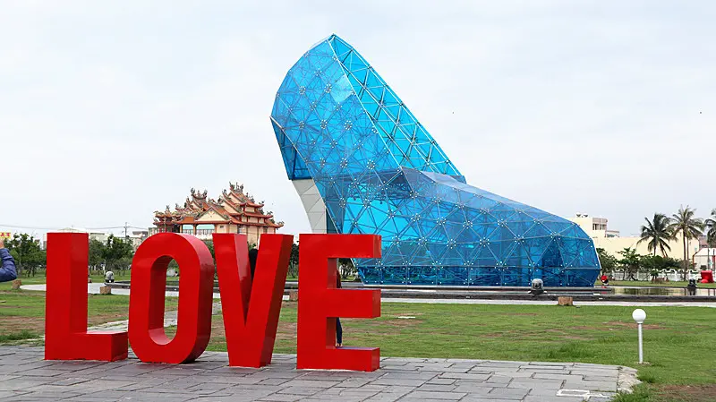 「嘉義吃喝玩樂一日遊」浪漫的【高跟鞋婚禮教堂】+酒香世界的【嘉義酒廠文物館】+愛美人士最愛的【卡普秀時空膠囊觀光工廠】+平價親民的「丰明小鍋」，可以身心安頓的【香緹時尚汽車旅館】！