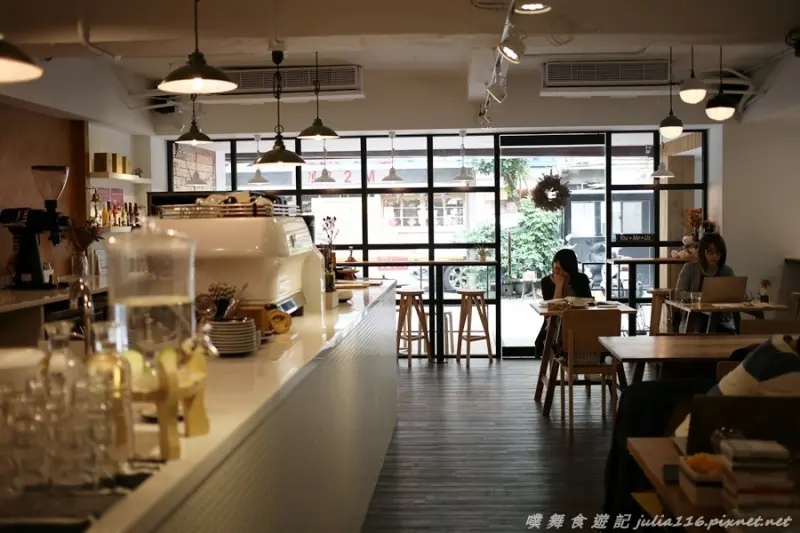 【FIX coffee & some more】松山區。無法定義的美好空間x每日限量手工蛋糕．台北不限時咖啡館推薦♥