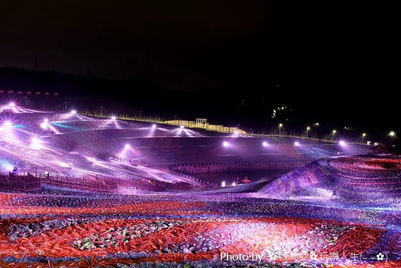 【新北市。瑞芳區】哇~這麼漂亮的景象，大家有想過這是用400萬支廢棄寶特瓶所打造出來的嗎？結合環保與藝術之『星空草原』，眼前這畫面不輸給國外啊。