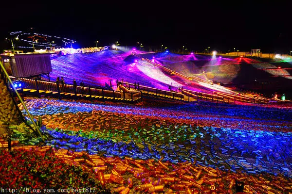 【新北。瑞芳】星空草原。夜晚版。基隆地景藝術。梵谷星空草原。 擁恆文創園區。夜晚燈光秀充滿魔幻色彩